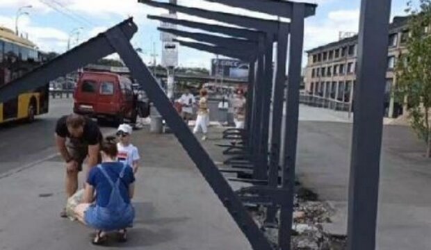 Ледь не вбила маленького хлопчика: на Деміївській площі впала залізна конструкція зупинки
