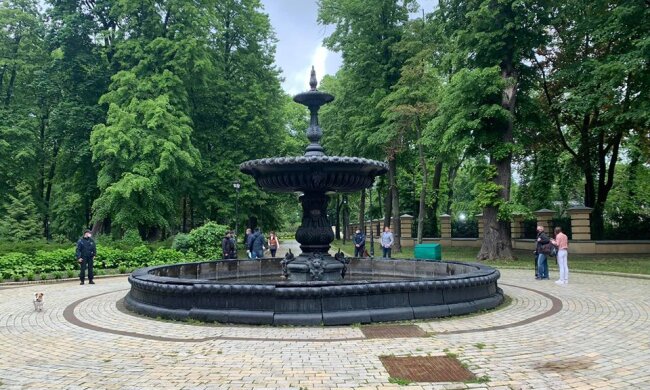 Маріїнський парк готується до прес-конференції Зеленського (фото)