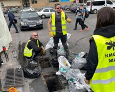 Розкрито секрет затоплень Лівобережки: активісти дістали півтонни сміття з-під решіток дощової каналізації