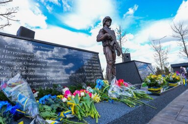 У селищі Бабинці відкрили меморіал на честь 23 загиблих захисників України: Героям присвятили гранітний монумент