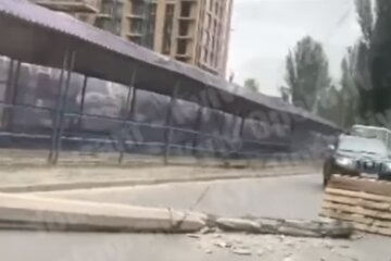 Втомився від безкінечного будівництва: у Києві бетонний стовп впав прямо на дорогу (відео)