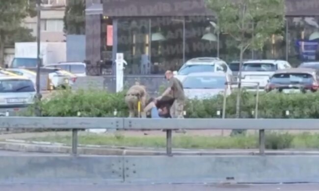 У столиці чоловік вкусив поліцейського під час перевірки документів