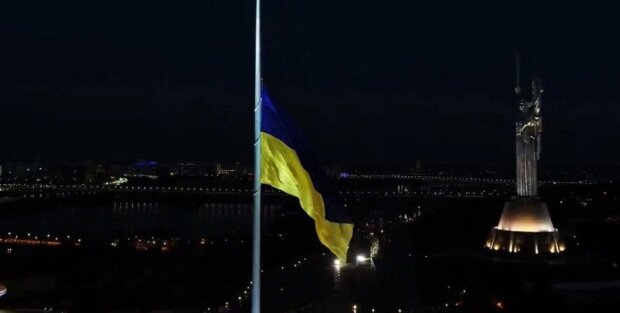 Негода змусила приспустити головний прапор України