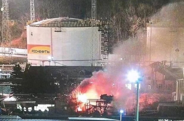На нафтобазі в Туапсе потужна пожежа після вибухів: стало відомо про атаку БПЛА (відео)