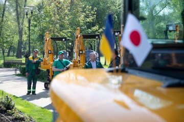 Столиця отримала сучасні мініекскаватори від партнерів з Японії