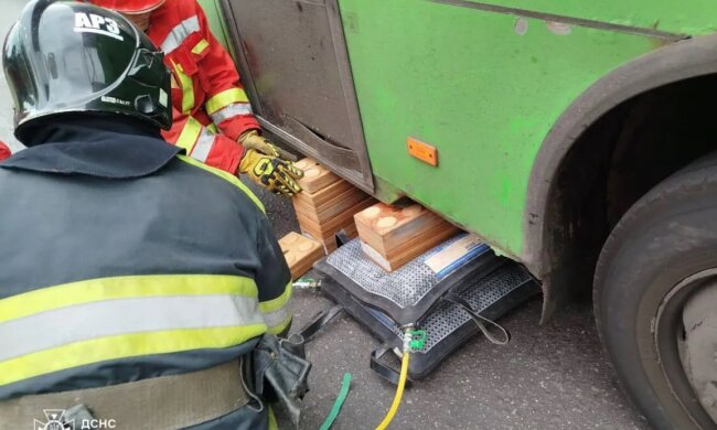 У Дніпровському районі Києві відбулось смертельне ДТП — чоловіка затисло маршруткою