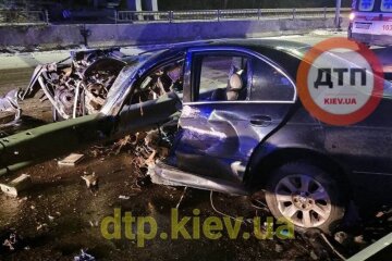У Києві BMW напоровся на відбійник: водій загинув, пасажиру відірвало кінцівки