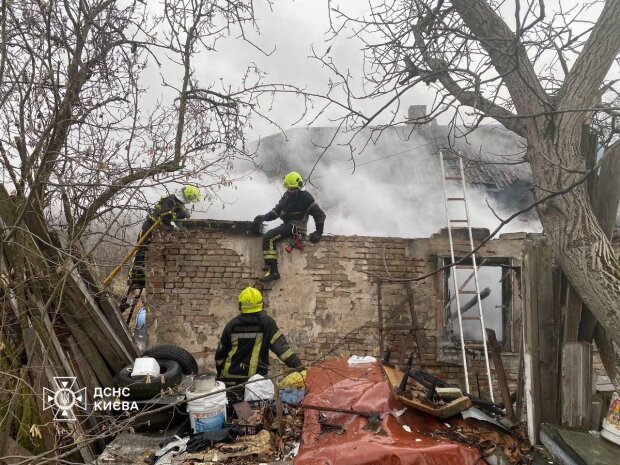 У Дарницькому районі столиці згорів дах приватного будинку