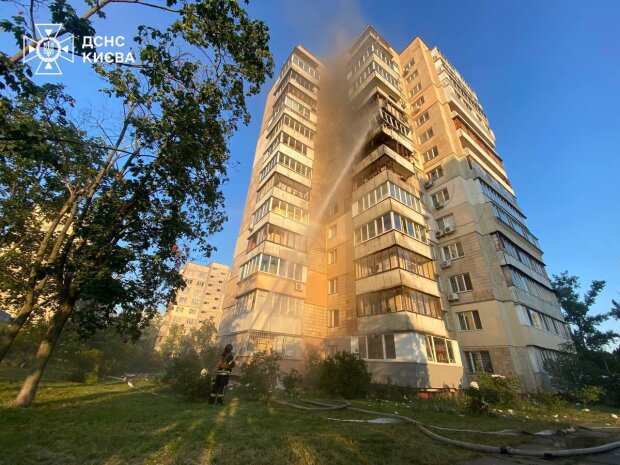 У Києві уламки ракети пошкодили багатоповерхівку - двоє жінок постраждали, є загроза обвалу балконів