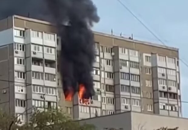 У Києві палає квартира, полум`я дістає до верхніх поверхів (відео)
