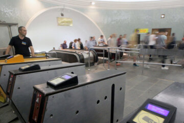 На станції метро «Вокзальна» у Києві на капітальний ремонт відправляється ескалатор