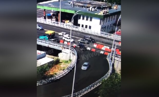 Ще не застиг: столичні водії проїхались свіжим асфальтом Шулявського мосту (відео)