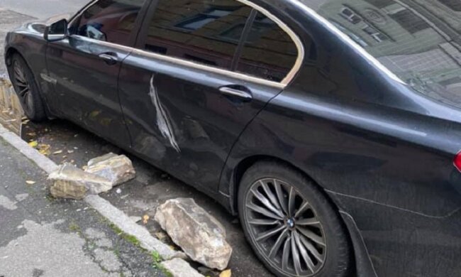 У Києві шматки фасаду впали на автівку (фото)