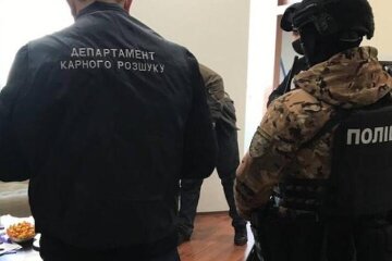 Привласнювали квартири померлих: в Києві затримали квартирних аферистів (відео)