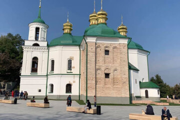 На площі біля Спаса на Берестові зникли дерев’яні лави (фото)