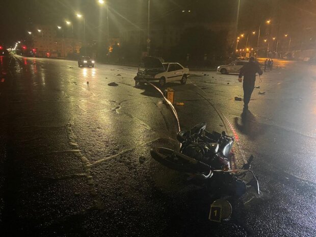 У Києві п’яний водій на Peugeot збив двох мотоциклістів - один з них загинув