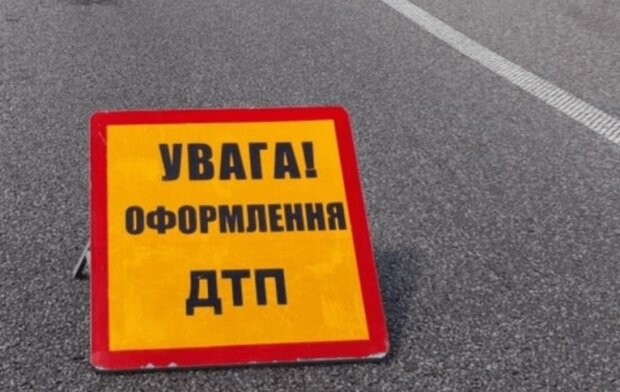 У Києві пасажир напав на водія автобуса і спровокував ДТП (відео)