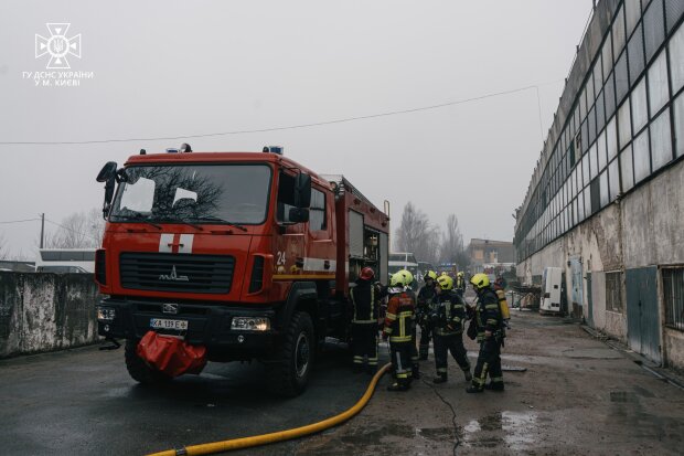 У Дарницькому районі Києва ліквідували загоряння на складі електрокабелів
