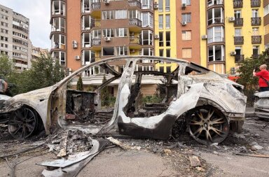 Пошкоджені будинки, прокуратура й кінотеатр «Київська Русь»: який вигляд має місце російського удару в Києві