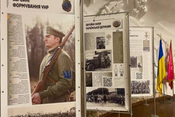 У Києві відкрилась виставка, присвячена Збройним Силам України — її можна побачити на станції метро "Театральна"