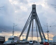 Росія знову атакувала Північний міст у Києві: є пошкодження дороги й тепломережі