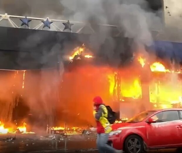 У центрі Києва палає пожежа