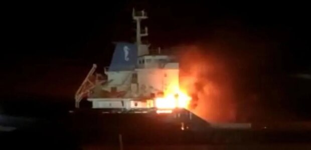У судно під турецьким прапором у Херсоні влучила російська ракета (відео)