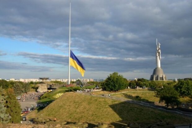 Через сильний вітер у Києві оголошено перший рівень небезпеки