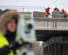 Відновити проїзд шляхопроводом на Богатирський обіцяють до кінця березня