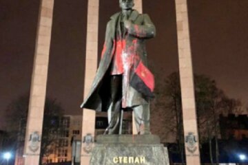 У Львові був осквернений пам’ятник Степану Бандері