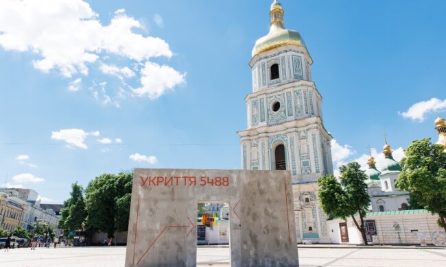 На Софійській площі у Києві встановили інсталяцію «Укриття від нетерпимості»