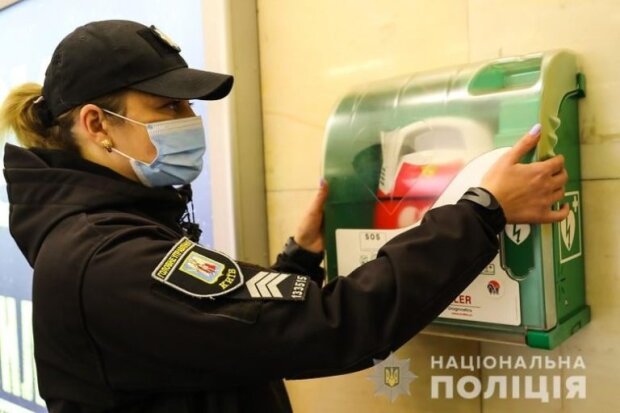 У столичному метро поліцейська врятувала життя пасажиру, в якого зупинилось серце