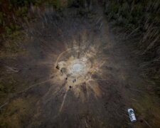 6-метрова вирва та сотні знищених дерев — ДЕІ показала наслідки падіння ракети рф на Київщині