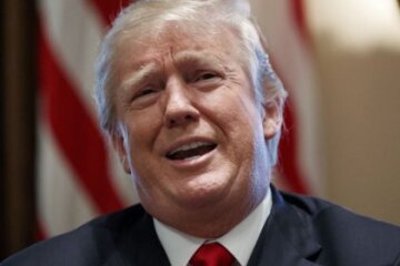 Трамп: влада Китаю стягує війська до кордону з Гонконгом