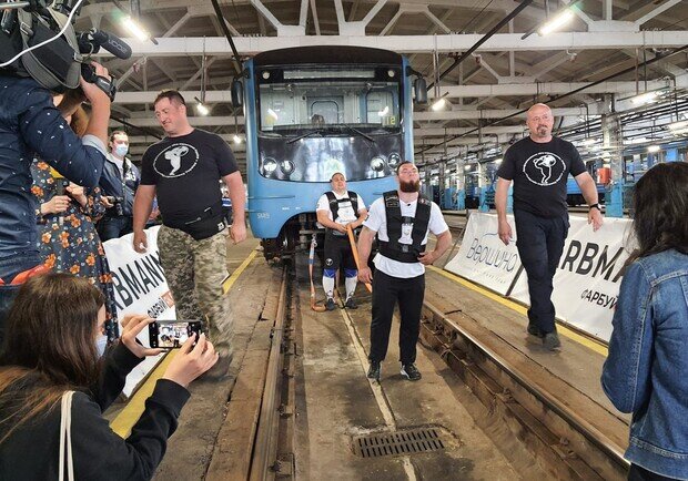 У київському метро встановлений новий рекорд з перетягування поїзда вручну