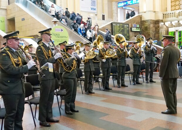 У передноворічну ніч військовий оркестр влаштував виступ на залізничному вокзалі Києва