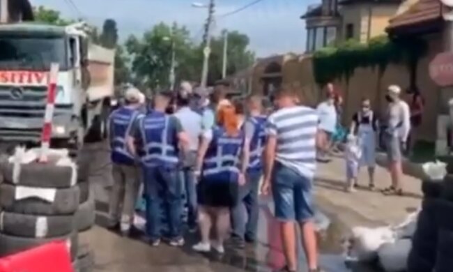 Перекрили рух транспорту: в Києві мітингували мешканці Русанівських садів (відео)