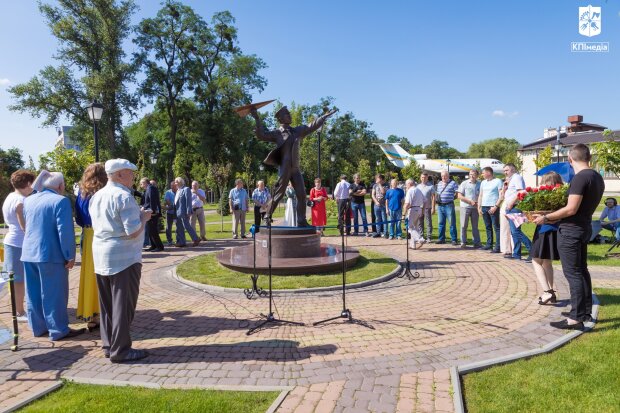 У Києві відкрили сквер Авіації та скульптуру авіаторам КПІ