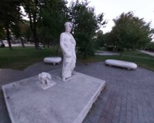 Без голови: вандали пошкодили пам'ятник Данте у Києві