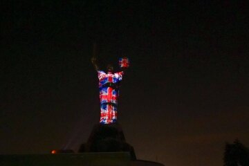 Сяйво незламності: «Батьківщина-Мати» засяяла кольорами України та Британії.