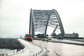 Через сильний вітер впала частина Подільського мосту: жертв немає
