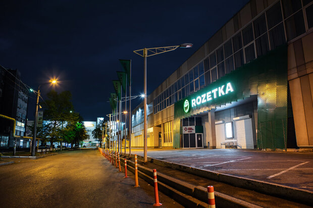 Rozetka закриває свій найбільший офлайн-магазин у Києві на Степана Бандери, поруч з "Почайною"