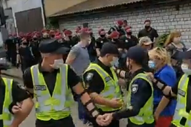 В Києві знов сутички між поліцією та мешканцями Русанівських садів (відео)