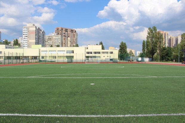 Реконструкцію стадіону у Дарницькому районі біля школи №111 майже завершено
