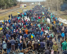 Жителі Енергодара з прапорами України стали щільною стіною на захист міста