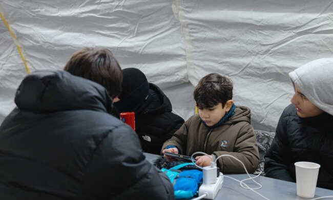 На Троєщині розгорнули наметові містечка для тисяч мешканців через критичну ситуацію з теплом