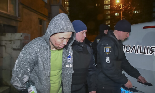 Викликали спецназ: на бульварі Лесі Українки чоловік розгромив під`їзд та погрожував гранатою (фото, відео)