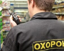 У київському супермаркеті охоронець допоміг злодію обікрасти покупця (відео)