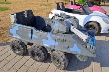 У столиці помічені електромобілі у вигляді бронетехніки