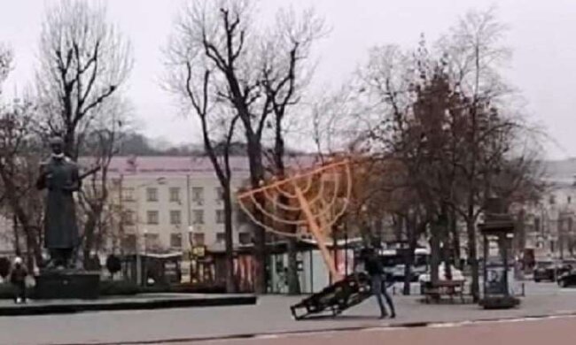 У Києві чоловік піде під суд за осквернення Ханукії